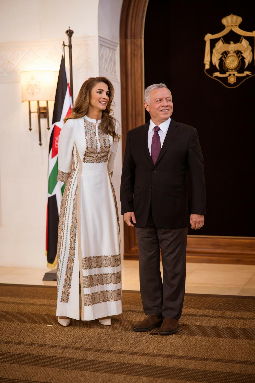 <p>Jordanska kraljica u nežno plavoj haljini koja unosi dašak gracioznosti.</p>