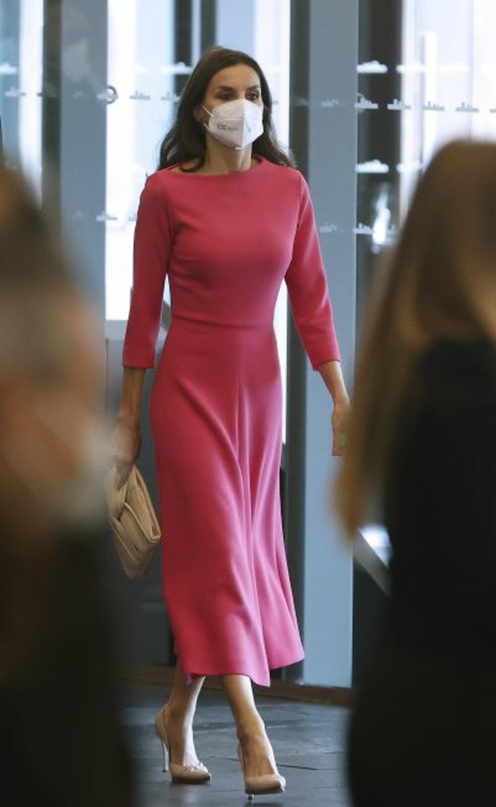 <p>Pink boja ume da bude riskantna kada su u pitanju modne prilike, ali kada se dobro uklopi, izgleda savršeno, a to španska kraljica Leticija vrlo dobro zna!</p>