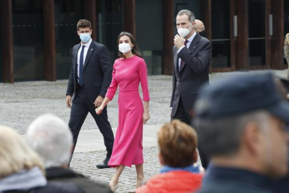 <p>Pink boja ume da bude riskantna kada su u pitanju modne prilike, ali kada se dobro uklopi, izgleda savršeno, a to španska kraljica Leticija vrlo dobro zna!</p>