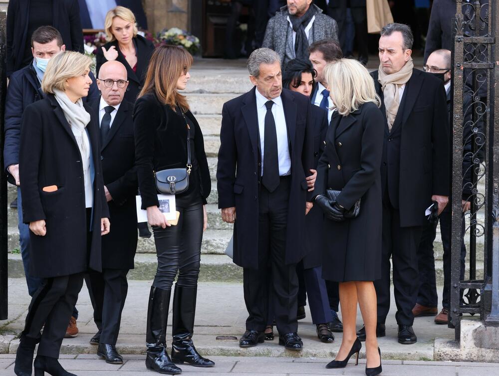 <p>Supruga francuskog predsednika Emanuela Makrona u centru pažnje je u svakoj prilici... ali sada se pojavila nekadašnja prva dama i model Karla Bruni!</p>