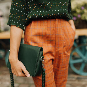 Žene od stila je već imaju u svojim rukama! Ova boja torbice biće ultimativni hit proleća 2022.