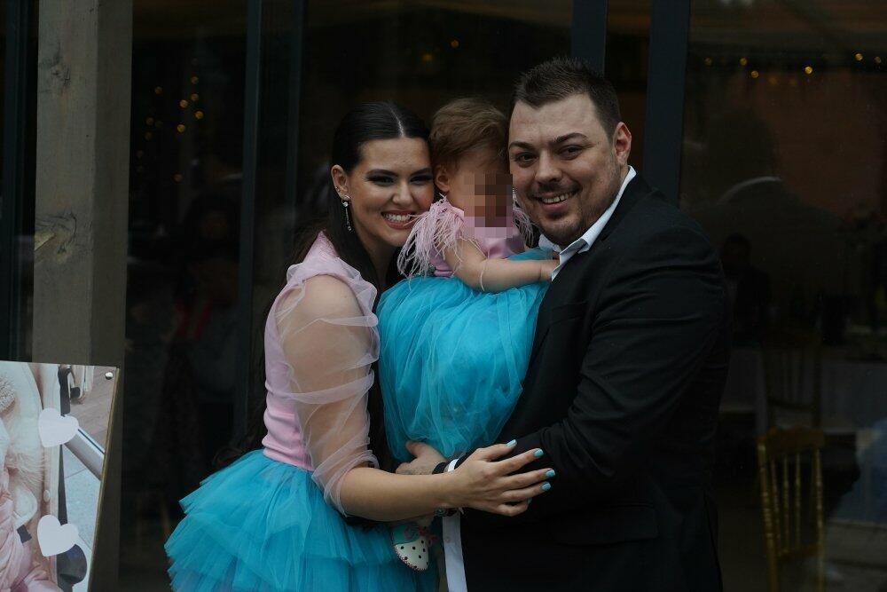 <p>Popularni folk pevač i njegova supruga obeležili su rođendan ćerke i krstili je u Beogradu, a pazili su da svaki detalj protekne savršeno</p>