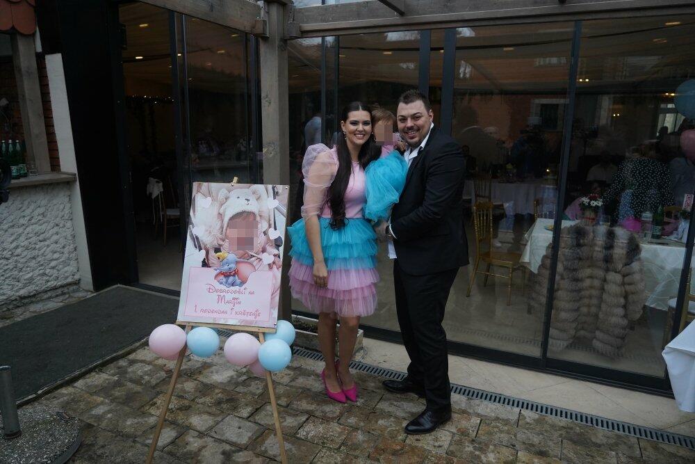 <p>Popularni folk pevač i njegova supruga obeležili su rođendan ćerke i krstili je u Beogradu, a pazili su da svaki detalj protekne savršeno</p>