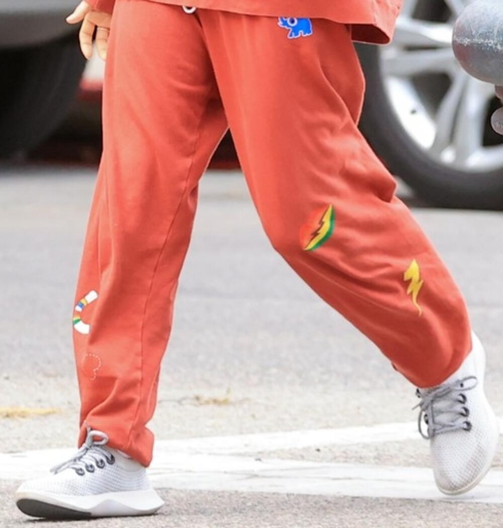 <p>Mila Kunis ima jednostavan i superefektan predlog za odevnu kombinaciju za prolećnu šetnju!</p>