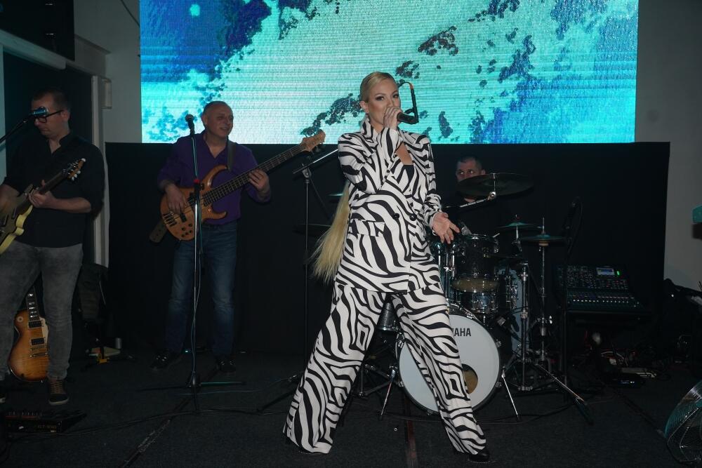 <p>Pevačica <strong>Ana Kokić</strong> sinoć je održala nastup, a njen izgled je privukao najviše pažnje.</p>