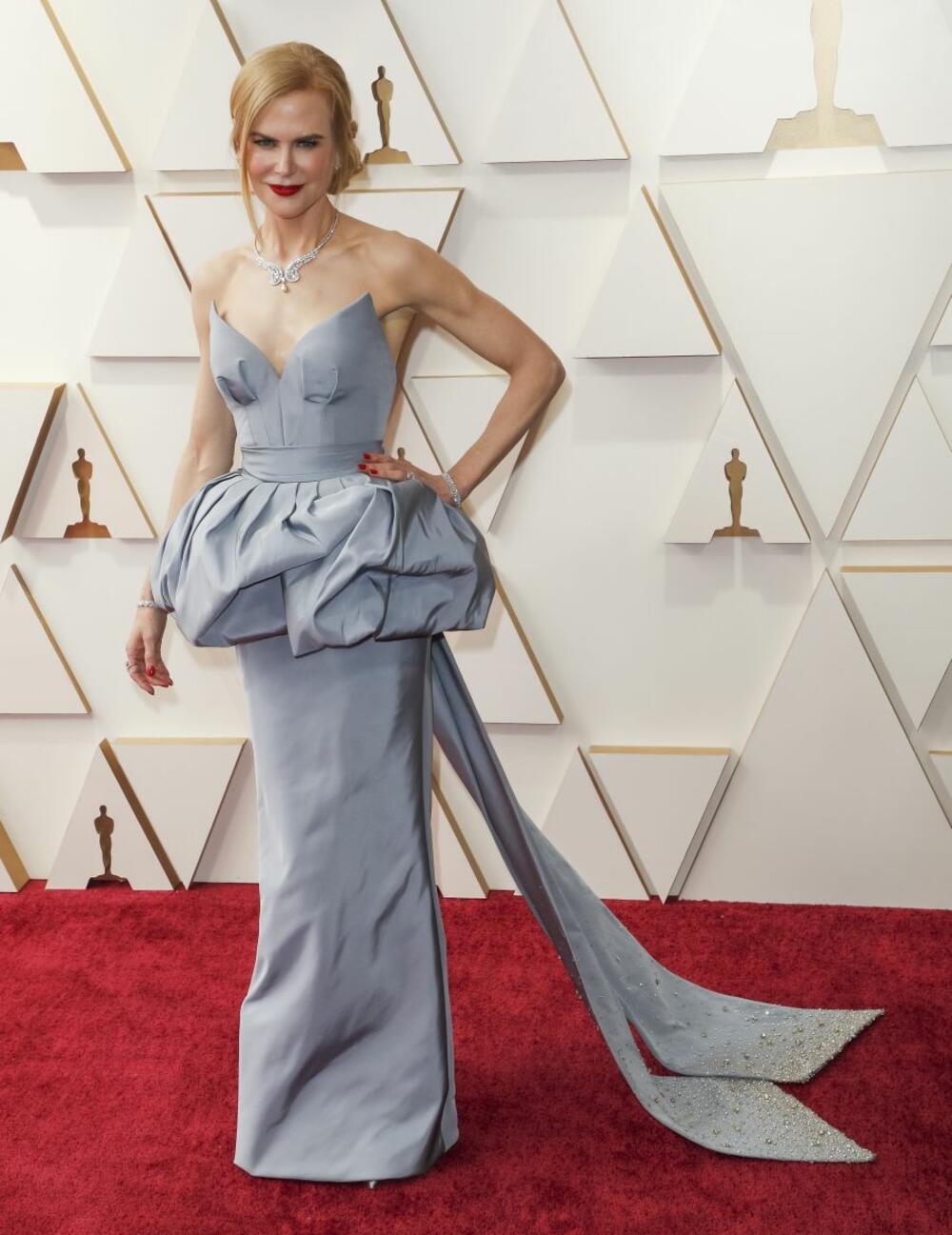 <p>Kad pomislite na Penelope Kruz, pomislite na lepotu, šarm, jedinstvenost, otmenost i, naravno, Šanel! Španska glumica predstavila je još jednu haljinu s potpisom ovog brenda i ostavila sve bez daha.</p>