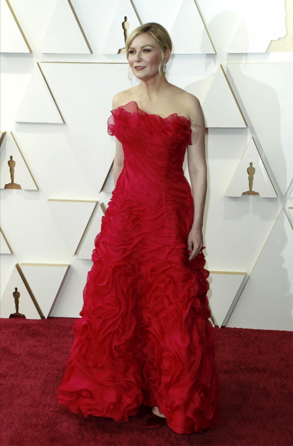 <p>Kad pomislite na Penelope Kruz, pomislite na lepotu, šarm, jedinstvenost, otmenost i, naravno, Šanel! Španska glumica predstavila je još jednu haljinu s potpisom ovog brenda i ostavila sve bez daha.</p>
