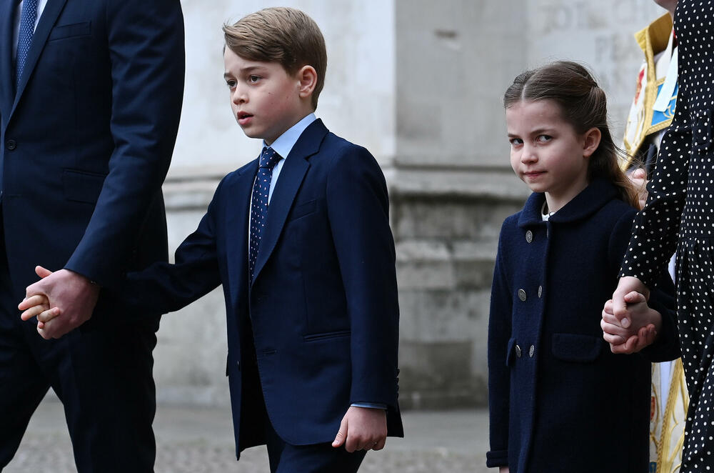 Princ Džordž i princeza Šarlot s roditeljima