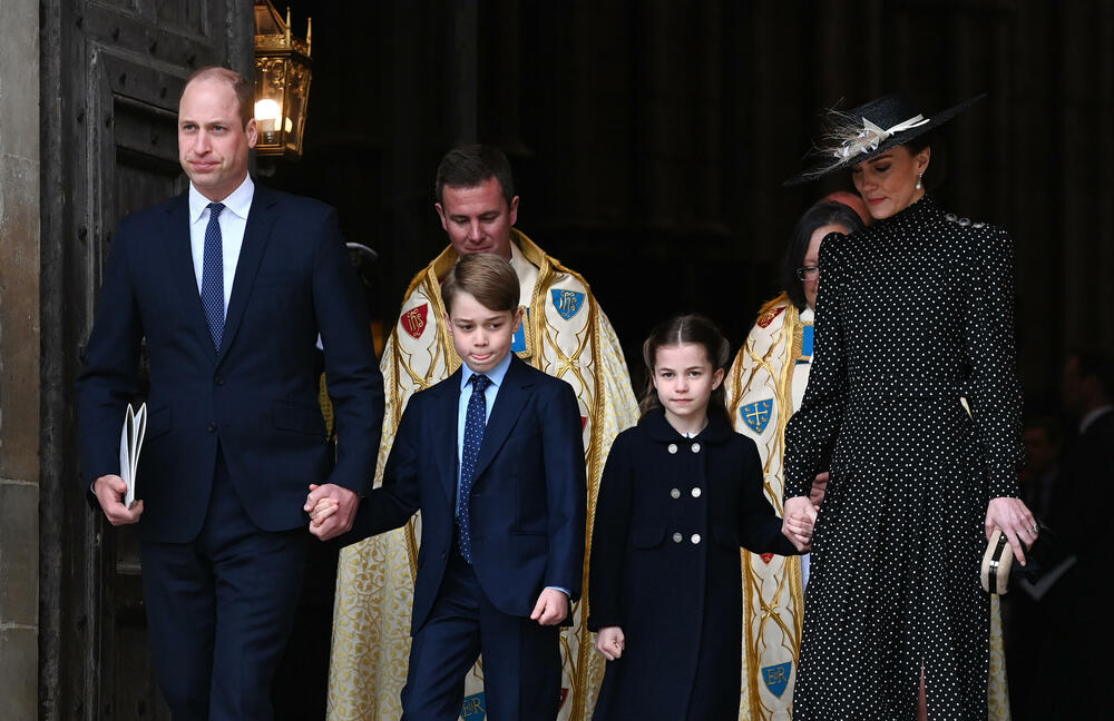 Porodične fotografije svedoče o običaju da Vilijam drži uvek Džordža za ruku 