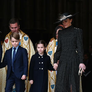 Kejt tako sofisticirana, mališani — TAKO SLATKI: Princeza Šarlot i princ Džordž pružili podršku uplakanoj prabaki