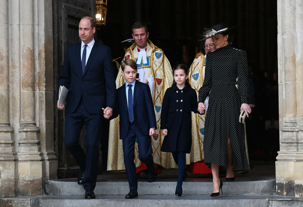 <p>Treći u redu za britanski tron danas slavi deveti rođendan, a način na koji su mu roditelji odali počast nije oduševio Britance</p>