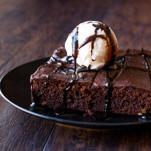 Priprema se za bezmalo 5 minuta: Čokoladni kolač "na čaše" koji ćete od sad praviti SVAKOG dana (RECEPT)