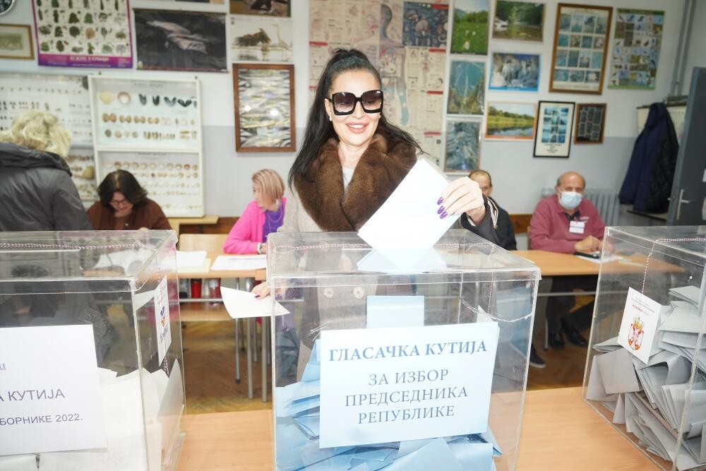 <p>U Srbiji se danas održavaju predsednički i parlamentarni izbori, a mnoge poznate ličnosti izašle su na glasanje</p>