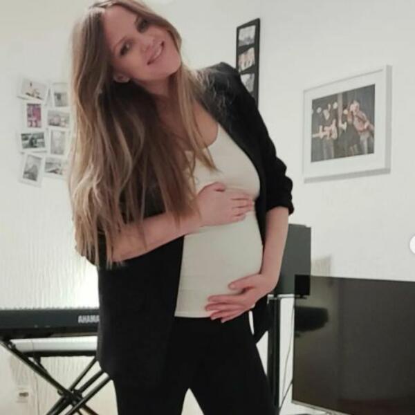 Srpska pevačica SKRIVALA trudnoću, a sada objavila DIVNE VESTI na Instagramu! Među prvima čestitao poznati BIVŠI dečko