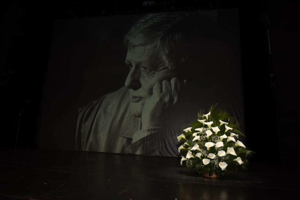 <p>Komemoracija proslavljenom reditelju <strong>Dejanu Mijaču</strong> održava se danas u Jugoslovenskom dramskom pozorištu.</p>