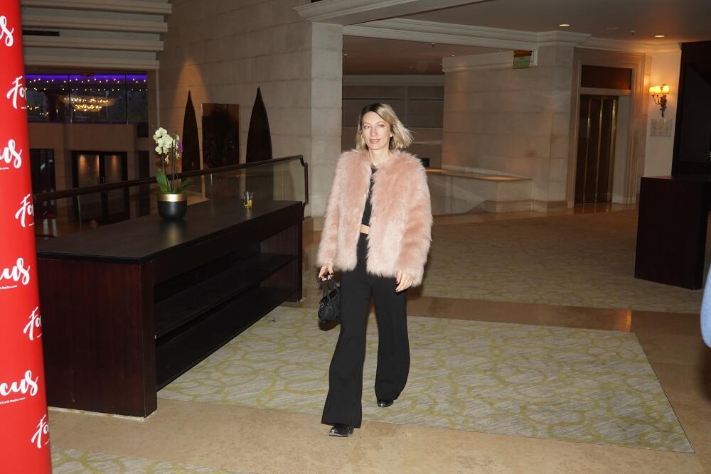 roze bunda Ane Stanić odlično izgleda uz crnu odeću