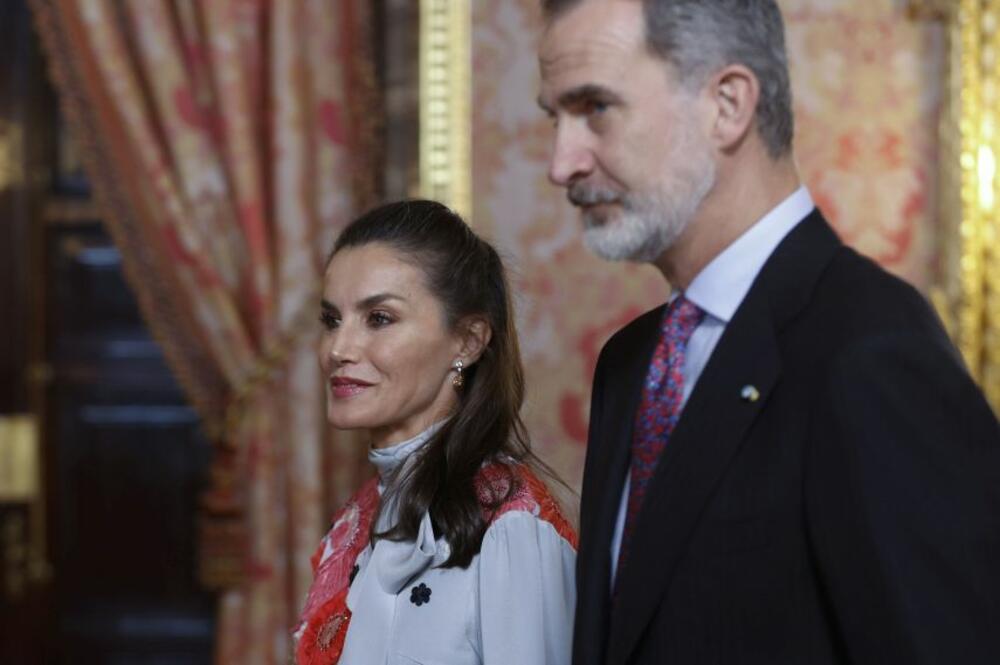 <p>Španska kraljica Letisija nikada na svoje lice ne nanosi mnogo šminke, a uvek izgleda fantastično. Mnoge žene se pitaju u čemu je tajna njenog blistavog tena.</p>