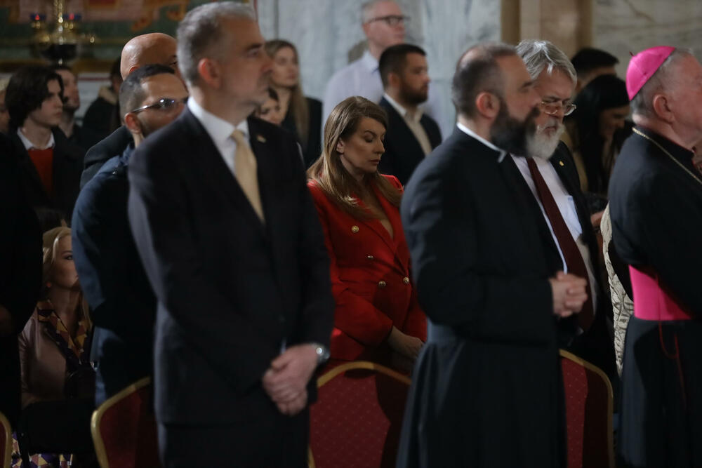 <p>Kao i svake godine, nemali broj javnih ličnosti prisustvovao je vaskršnjoj liturgiji u beogradskom Hramu Svetog Save</p>