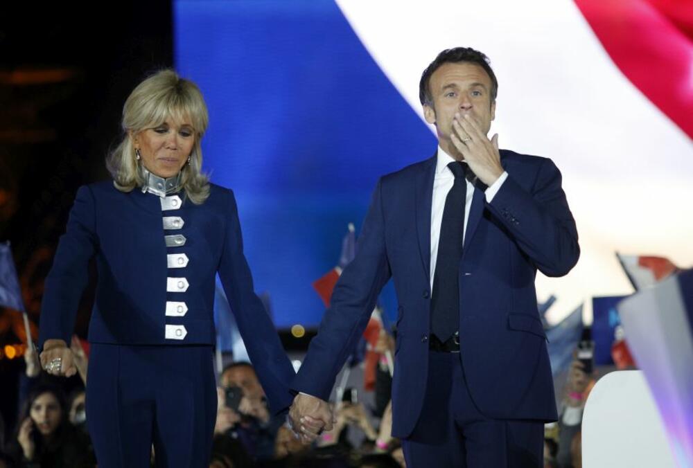 <p>U Francuskoj je juče održan drugi krug predsedničkih izbora, a ponovo je uz starog-novog predsednika Emanuela Makrona pažnju privukla njegova supruga</p>