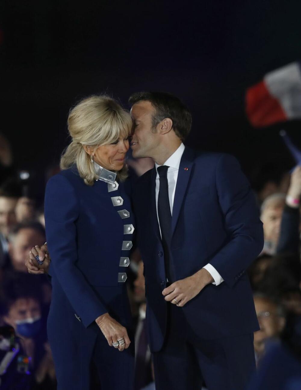 <p>U Francuskoj je juče održan drugi krug predsedničkih izbora, a ponovo je uz starog-novog predsednika Emanuela Makrona pažnju privukla njegova supruga</p>