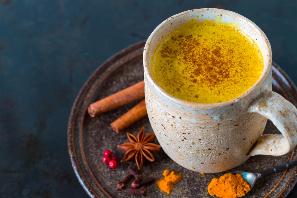 Čaj od kurkume na portalima se često preporučuje kao prirodno sredstvo za mršavljenje, a šta o tome kažu stručnjaci?