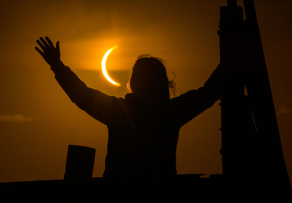 Devojka tokom pomračenja sunca u Argentini