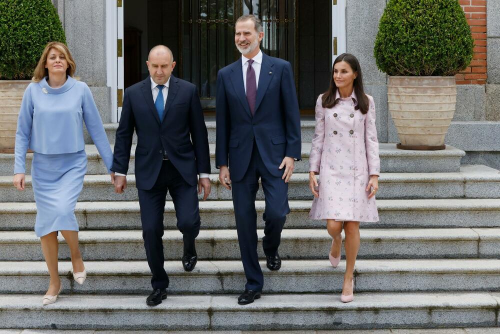 <p>Neki kažu da je španska kraljica potpuno promašila, drugi se pitaju da li je odeću pozajmila od ćerke. Šta mislite, preteruju li?</p>