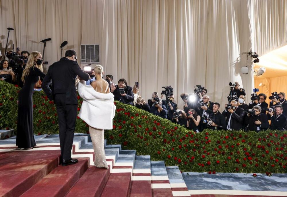 <p>Kada je Kim Kardašijan kročila na crveni tepih Met gale, niko nije disao. Poslednji put kada je neko nosio ovu haljinu video ju je ceo svet.</p>