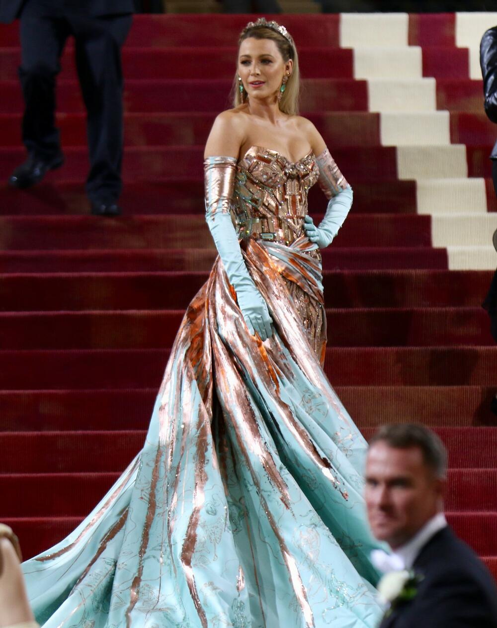 <p>Na Met gali 2022. godine glumica <strong>Blejk Lajvli</strong> još jednom je pokazala zašto važi za nekrunisanu kraljicu ovog događaja, a malo je poznato ko stoji iza njenog stila...</p>