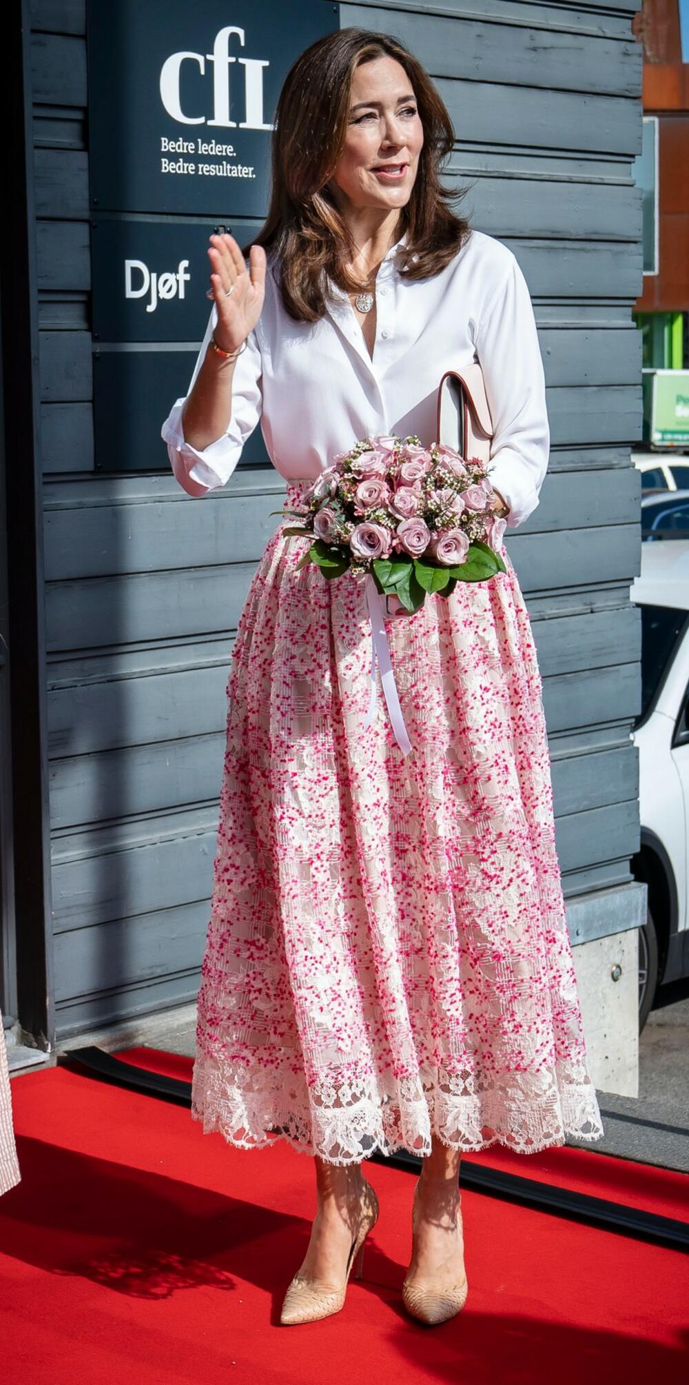 <p>Danska princeza u beloj haljini sa printom koju je nosila i 2019. godine.</p>