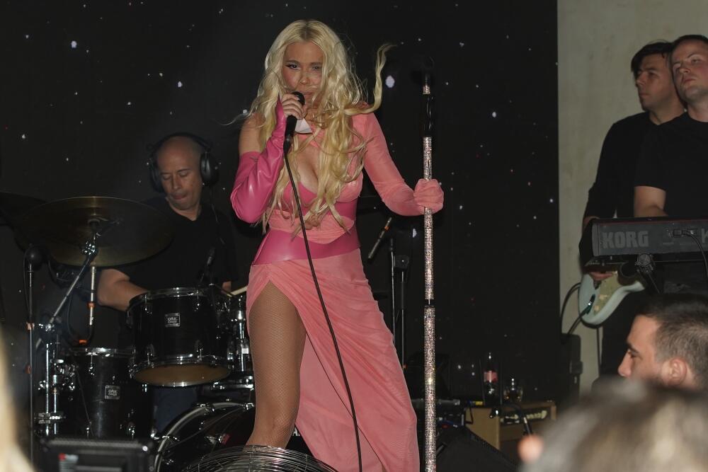 <p>Popularna pevačica Nataša Bekvalac, poznata kao Panonska Barbika, opravdala je sinoć ovaj simpatični nadimak.</p>