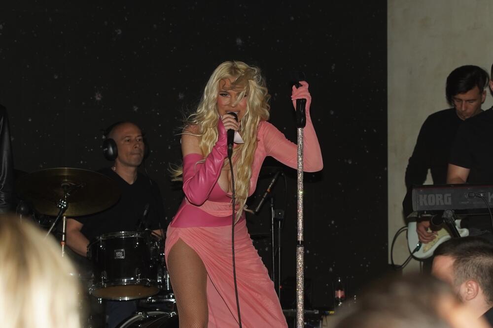 <p>Popularna pevačica Nataša Bekvalac, poznata kao Panonska Barbika, opravdala je sinoć ovaj simpatični nadimak.</p>
