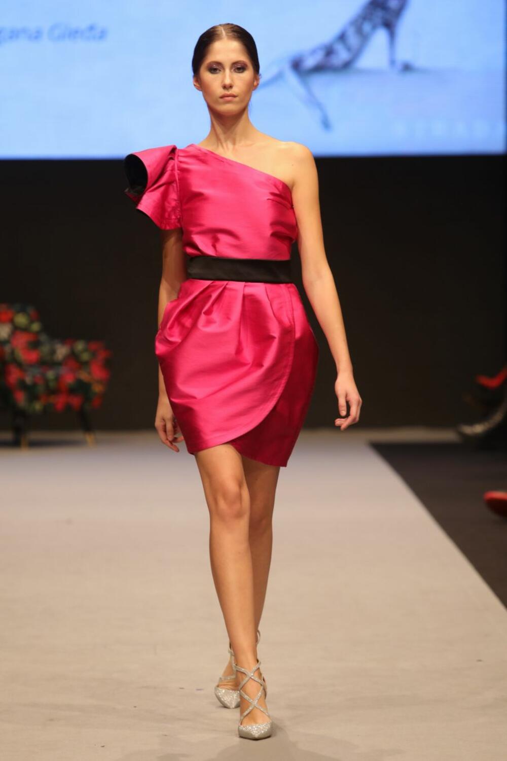 <p>Modna agencija Select je tokom 20 godina rada stekla renome jedne od najuspešnijih u Srbiji, a mnogi manekeni koji su napravili prve korake u Select-u nastavili su karijeru na svetskim modnim pistama.</p>