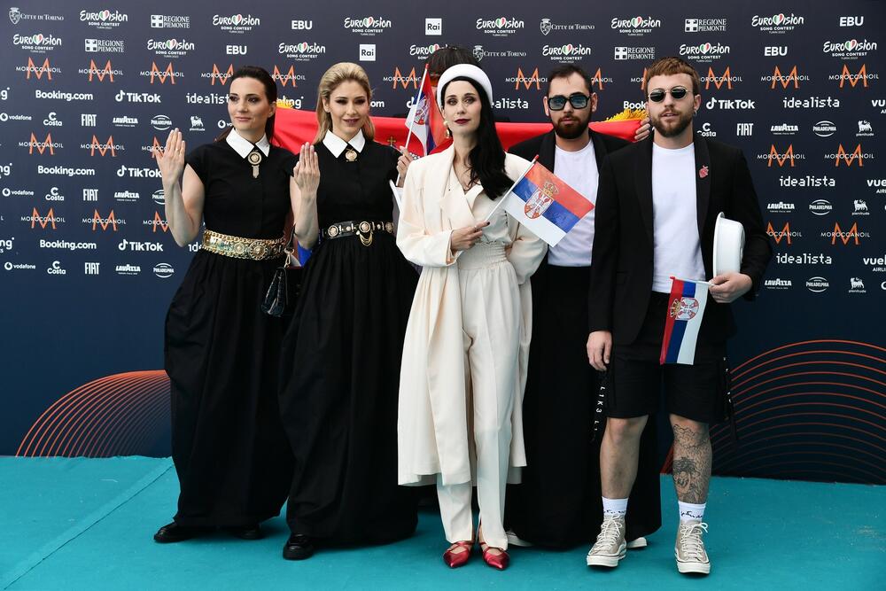 <p>Na svečanoj ceremoniji otvaranja Evrovizije, srpska predstavnica bila je među najbolje odevenima, a mnoge je njena odevna varijanta podsetila na onu koju smo videli na Megan Markl 2019. godine</p>