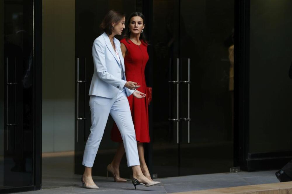 <p>Svaki put kad supruga kralja Felipea ponese crvenu odeću, modni portali budu preplavljeni njenim fotografijama. I s razlogom!</p>