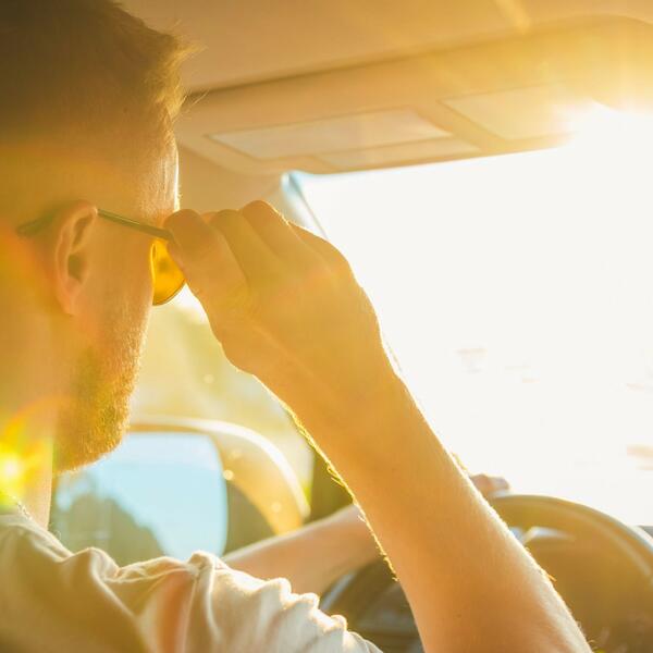 Smeta vam jaka svetlost dok vozite? Ove specijalne naočare su SPAS, a koštaju samo 1.049 dinara