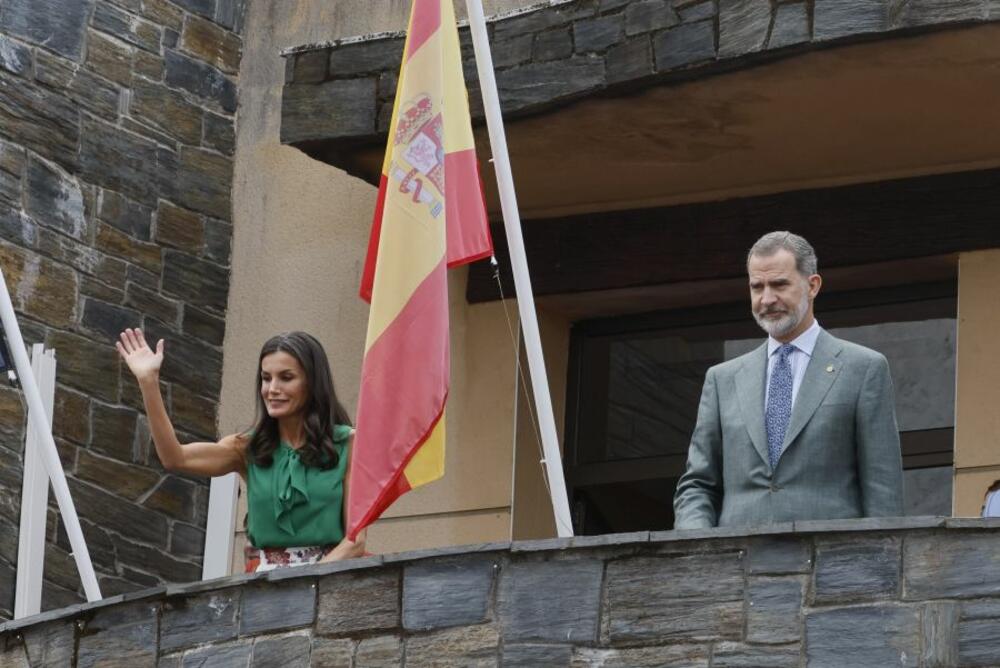 <p>Španski kralj Felipe VI i njegova supruga Leticija posetili su gradić Pinofrankeado, a za ovu priliku Leticija je odabrala možda i najlepši autfit ove sezone</p>