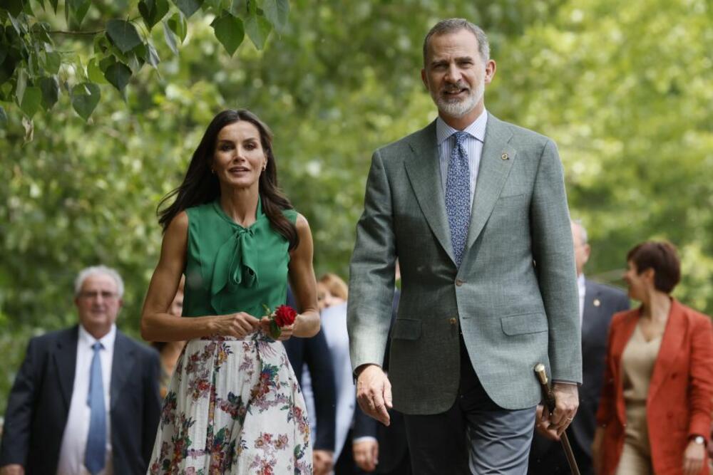 <p>Španski kralj Felipe VI i njegova supruga Leticija posetili su gradić Pinofrankeado, a za ovu priliku Leticija je odabrala možda i najlepši autfit ove sezone</p>