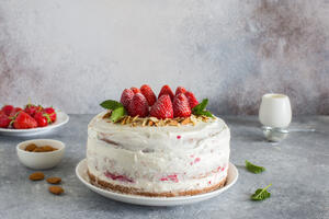 Uskršnja torta bez pečenja kore: Osvežavajuća, lagana i puna keksa natopljenog kremastim filom