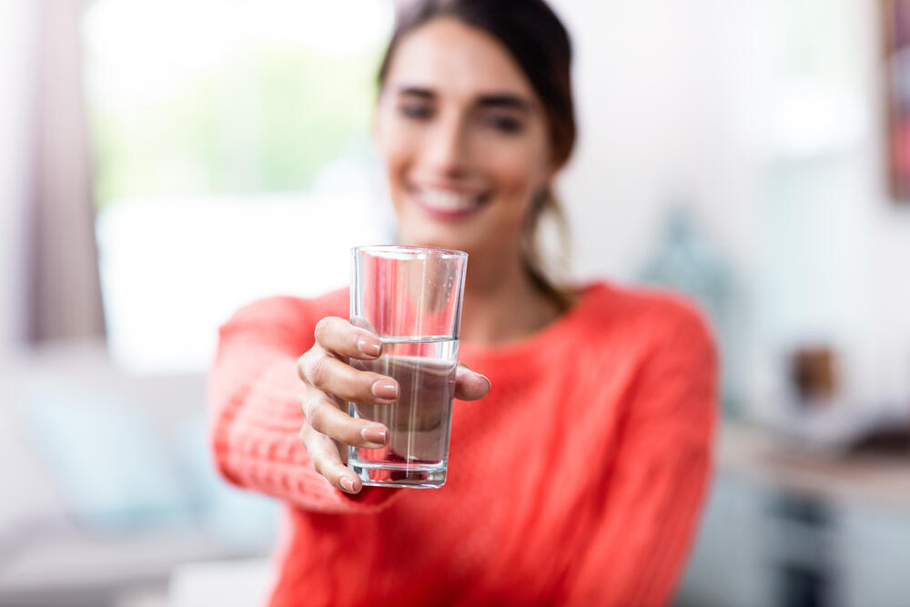 Po poslednjih studijama se pokazalo da je bolje stalno pijuckati vodu tokom dana, čak i kada niste žedni.