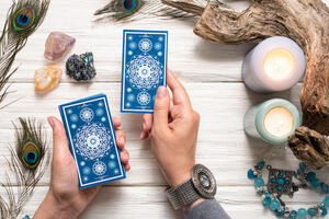 Tarot prognoza za april 2026: Upozorenje za Blizance (karta 7 pehara), a šta Lavovima donosi karta Sunca?