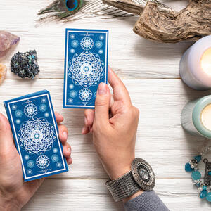 Tarot prognoza za april 2026: Upozorenje za Blizance (karta 7 pehara), a šta Lavovima donosi karta Sunca?