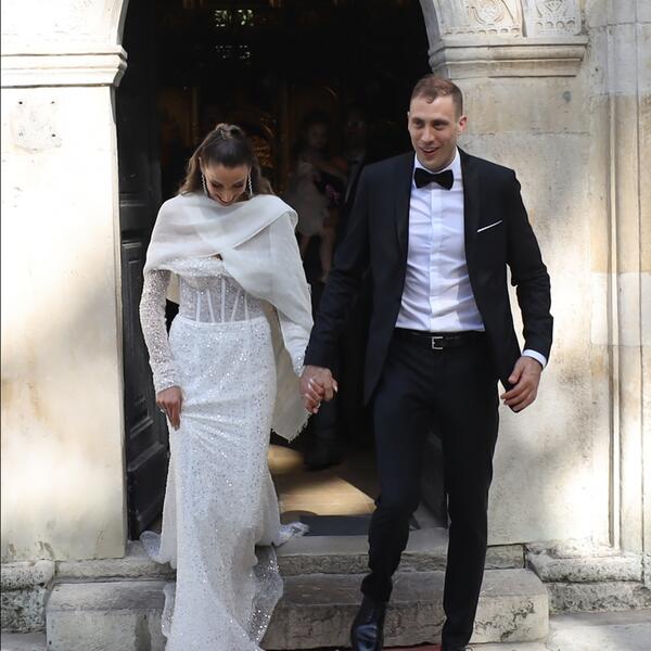 Nije venčanica PRINCEZA kroja, ali njena toaleta ima POSEBAN SJAJ: Reprezentativac Srbije oženio prelepu Bugarku