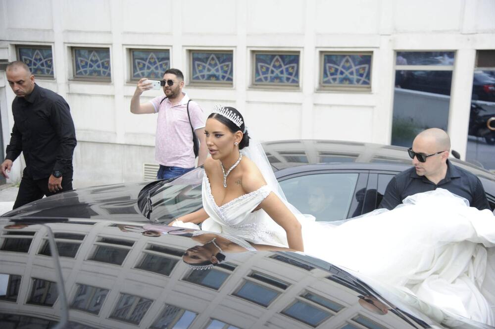 <p>Na venčanje popularnog para stiglo je mnogo poznatih ličnosti </p>