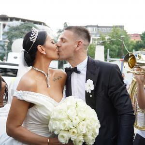 Limuzina, venčanica od 20.000 evra i NAJVOLJENIJI: Jeste li na venčanju Katarine Grujić primetili njenog OCA i SESTRU?