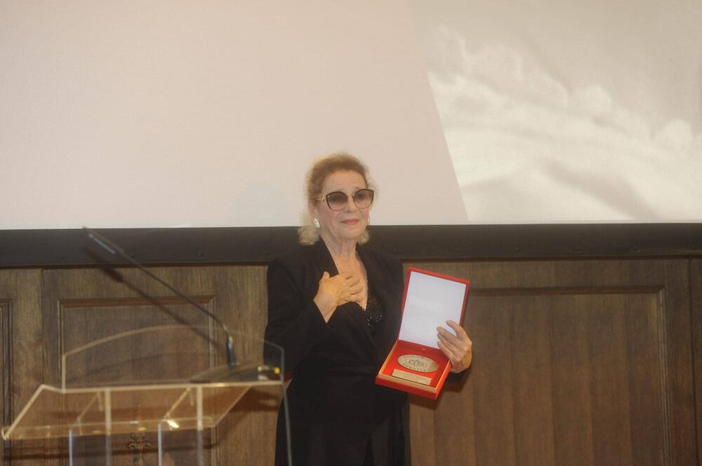 Vera Čukić prima nagradu