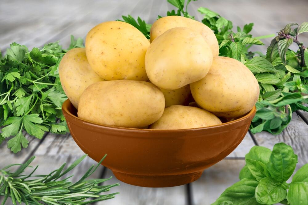 Kako za 2 minuta očisitti kilogram mladog krompira bez upotrebe noža?