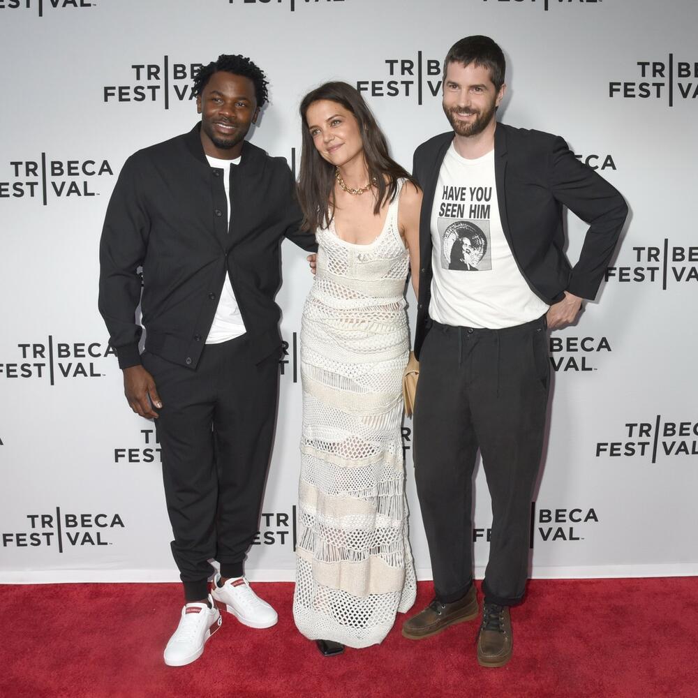<p><strong>Kejti Holms</strong> se pojavila na Tribeca festivalu sa partnerom <strong>Bobijem Votenom III</strong>, a oni su pristigli zajedno na premijeru njenog novog filma Alone Together koja se održala u sklopu ovog filmskog festivala. </p>