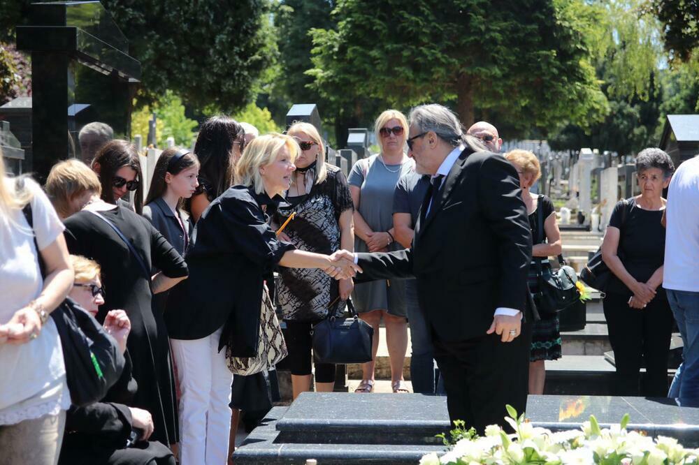 <p>Poznata voditeljka i njena porodica organizovali su pomen povodom 40 sata od smrti njenog supruga Vidoja Ristovića</p>