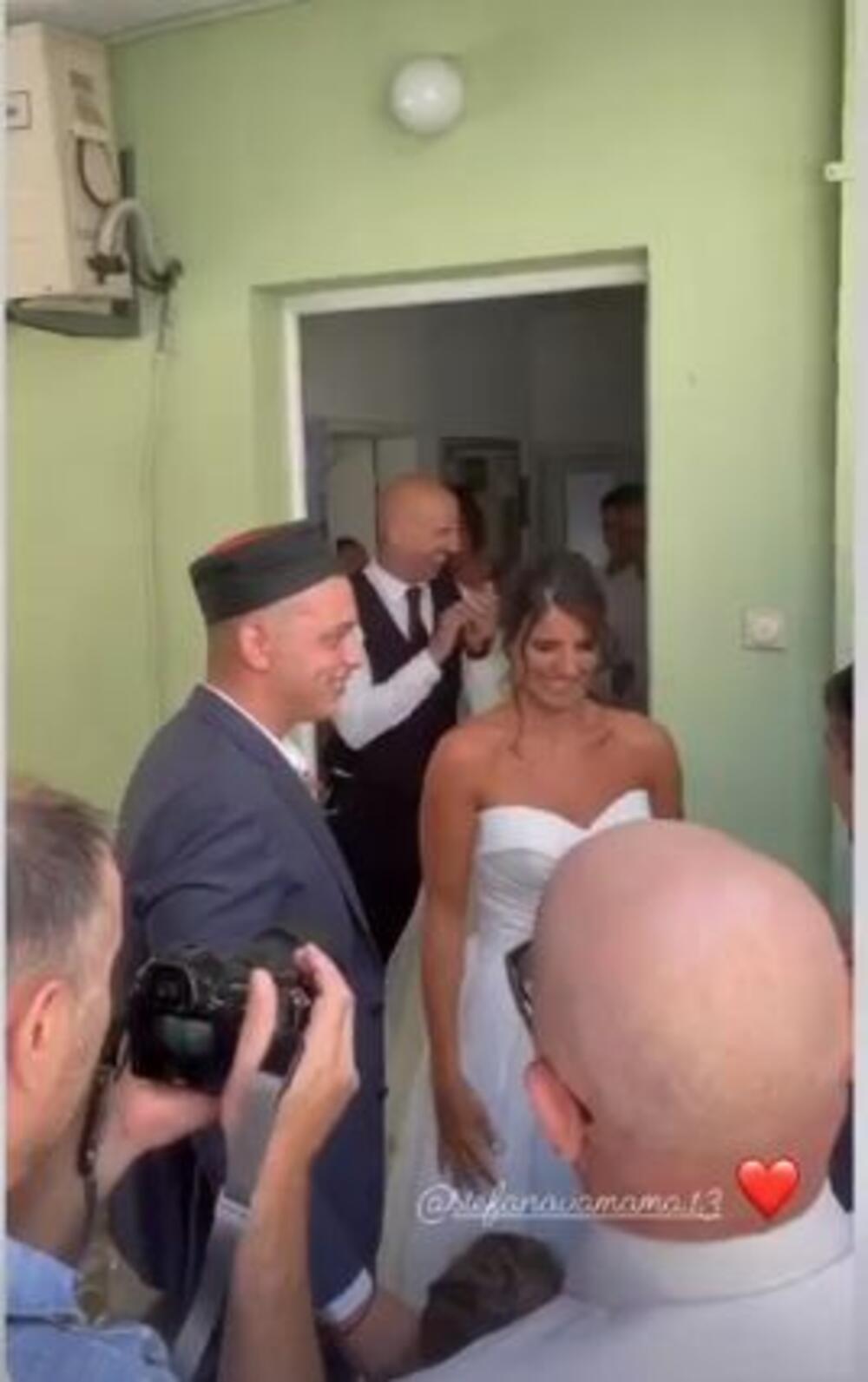 <p>Košarkašica Ana Dabović danas je rekla "da" vaterpolisti Iliji Musturu u njihovom rodnom Herceg Novom, a njena starija sestra Milica podelila je nekoliko trenutaka sa svadbe</p>